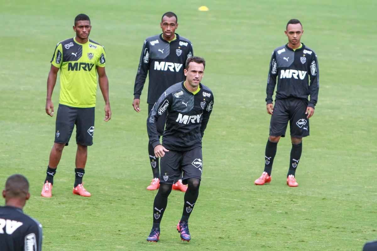 Thiago Ribeiro participou do primeiro treino no Atltico, nesta quarta, e teve que se apresentar para o grupo