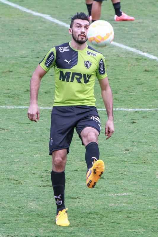 Meia-atacante Dtolo durante o treinamento