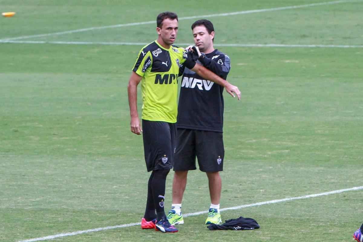 Thiago Ribeiro participou do primeiro treino no Atltico, nesta quarta, e teve que se apresentar para o grupo