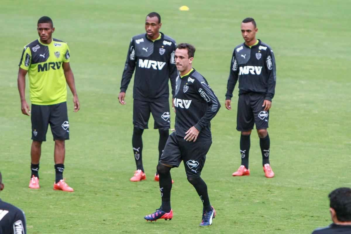 Thiago Ribeiro participou do primeiro treino no Atltico, nesta quarta, e teve que se apresentar para o grupo