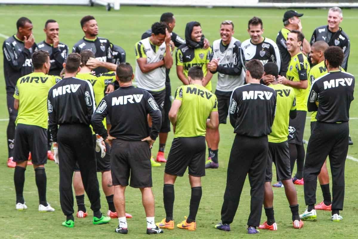 Thiago Ribeiro participou do primeiro treino no Atltico, nesta quarta, e teve que se apresentar para o grupo