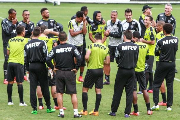 Thiago Ribeiro participou do primeiro treino no Atlético, nesta quarta, e teve que se apresentar para o grupo