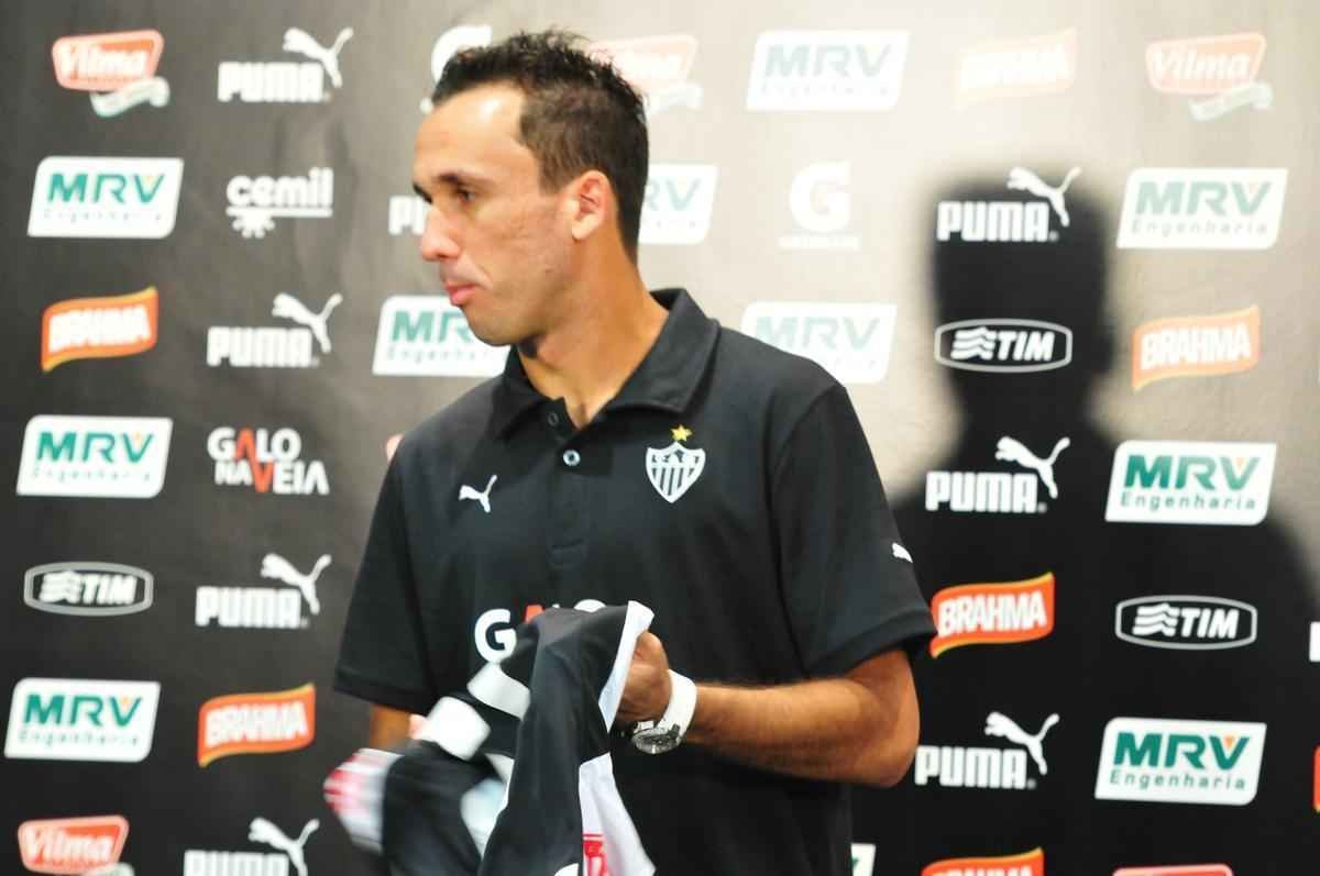 Thiago Ribeiro assinou contrato com o Atltico at junho de 2016 e foi apresentado por Eduardo Maluf