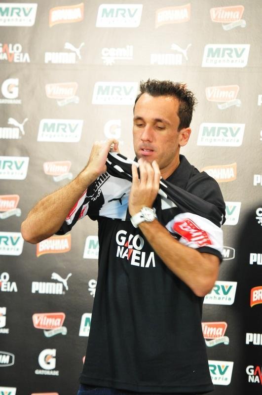 Thiago Ribeiro assinou contrato com o Atltico at junho de 2016 e foi apresentado por Eduardo Maluf