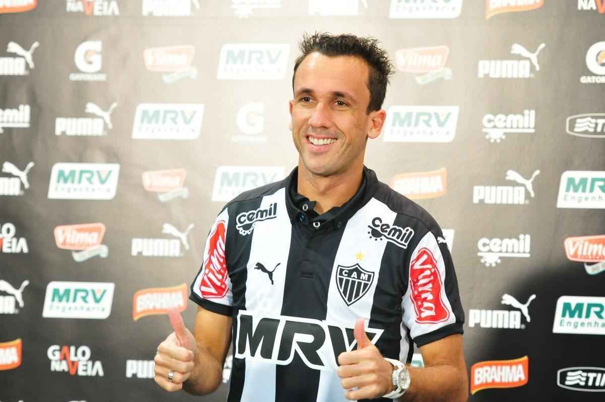 Thiago Ribeiro assinou contrato com o Atltico at junho de 2016 e foi apresentado por Eduardo Maluf