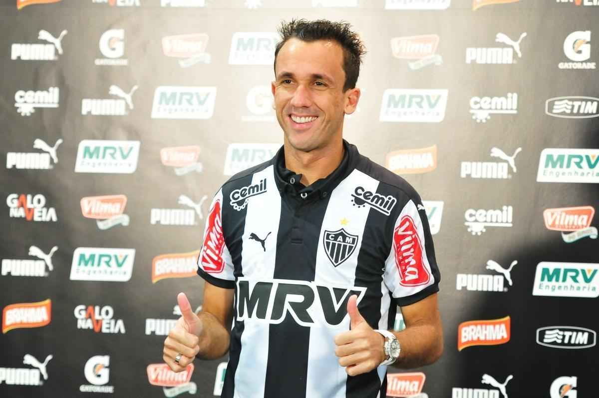 Thiago Ribeiro assinou contrato com o Atltico at junho de 2016 e foi apresentado por Eduardo Maluf