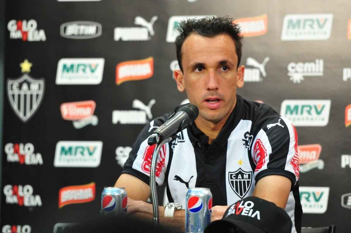 Thiago Ribeiro assinou contrato com o Atltico at junho de 2016 e foi apresentado por Eduardo Maluf