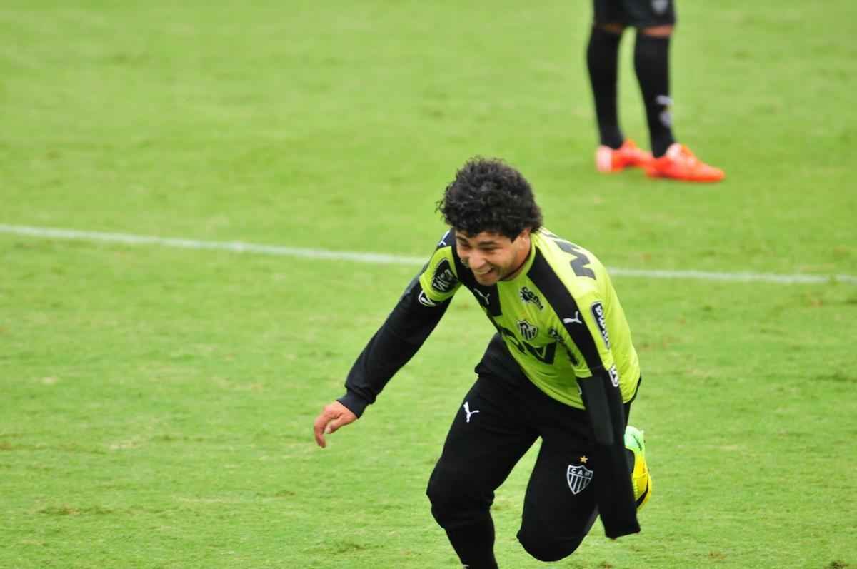 Atacante Luan durante treino do Atltico