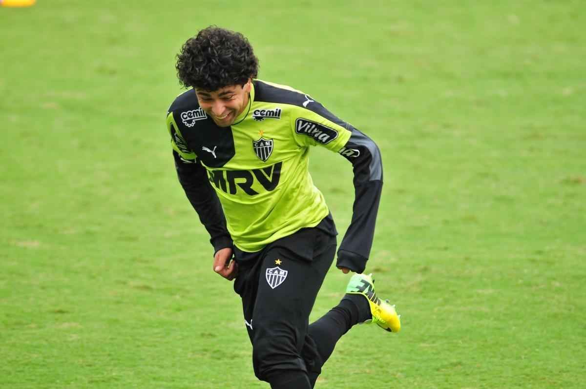 Atacante Luan durante treino do Atltico