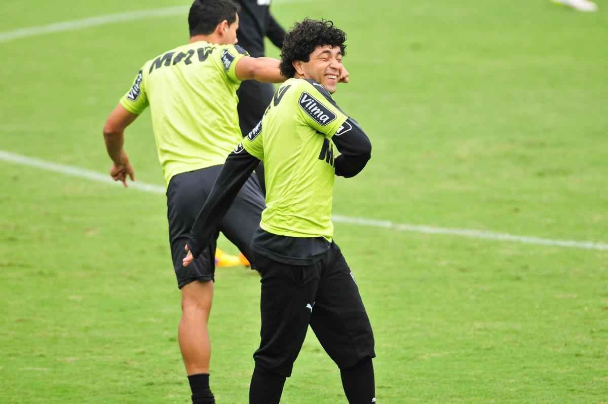 Atacante Luan durante treino do Atltico