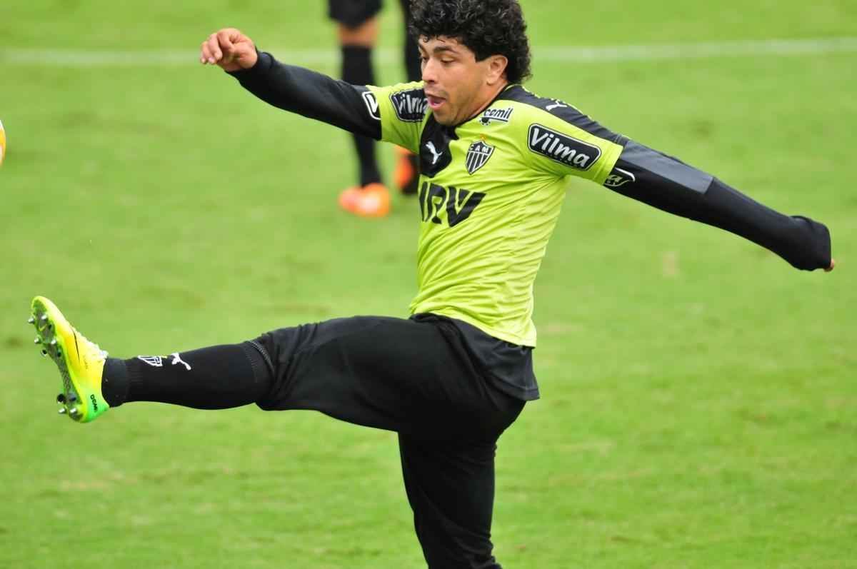 Atacante Luan durante treino do Atltico