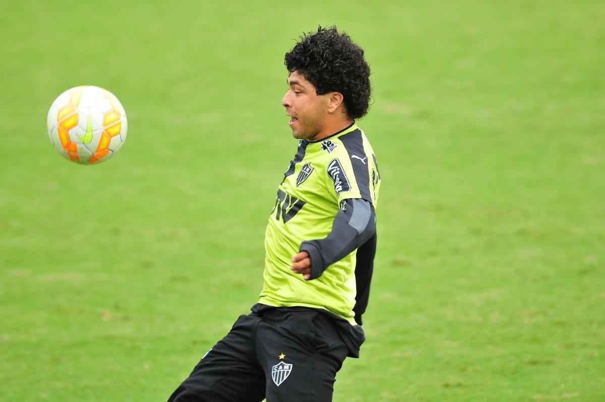Atacante Luan durante treino do Atltico
