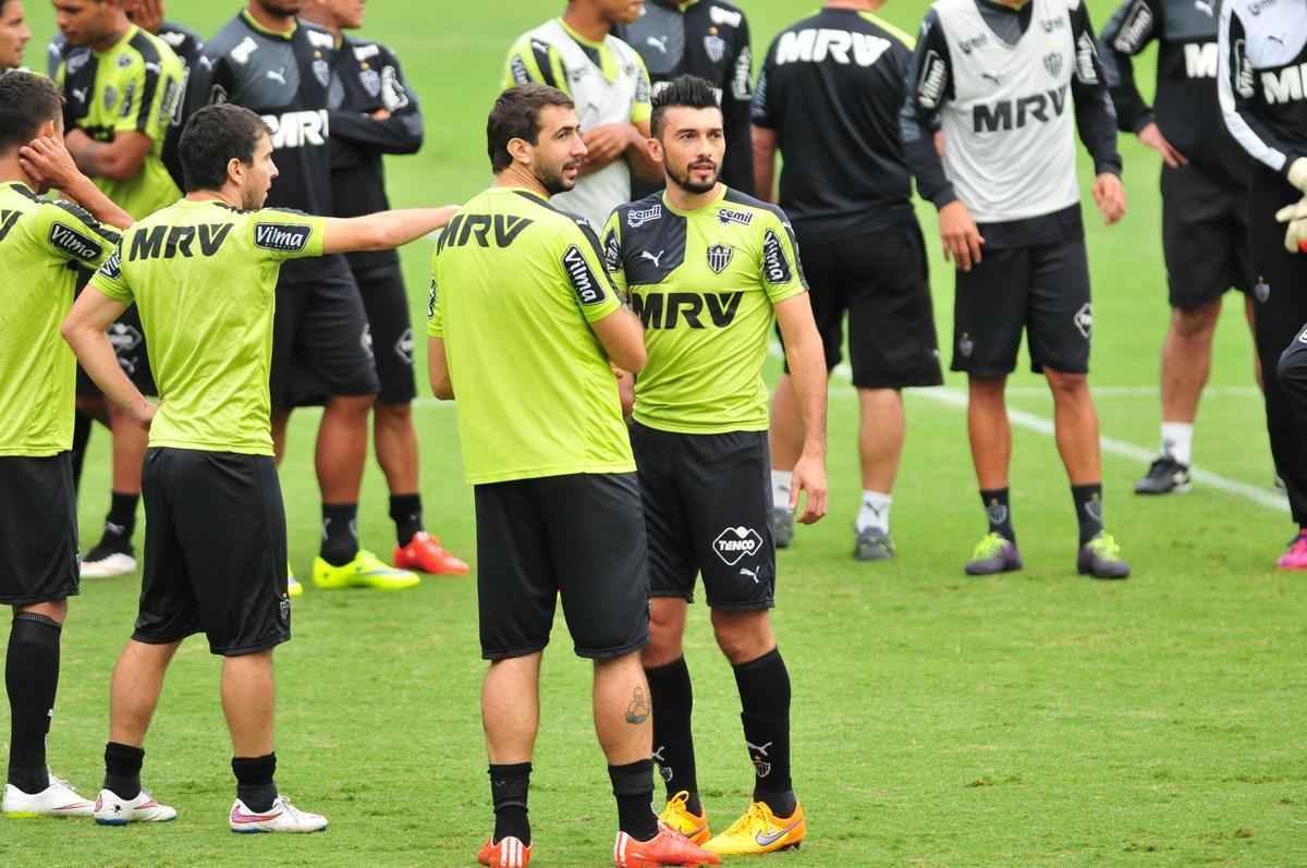 Pratto e Dtolo durante treino na Cidade do Galo