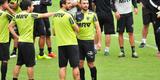 Pratto e Dtolo durante treino na Cidade do Galo