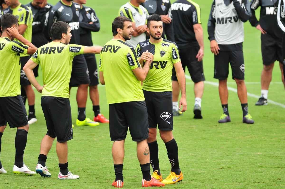 Pratto e Dtolo durante treino na Cidade do Galo