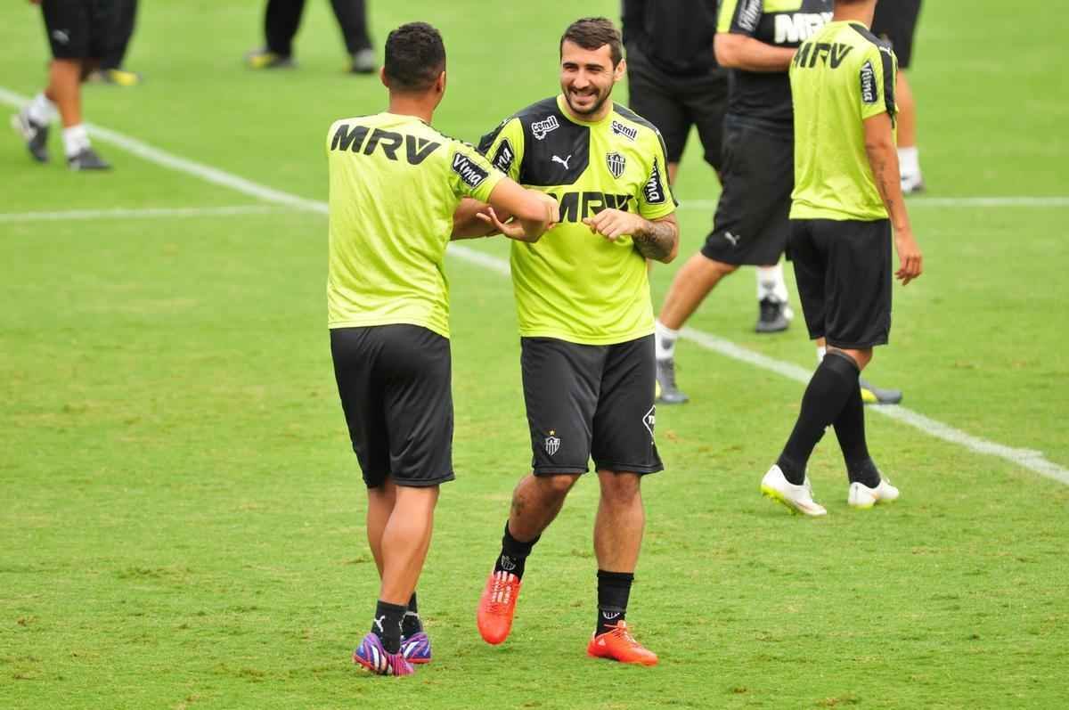 Pratto e Dtolo durante treino na Cidade do Galo