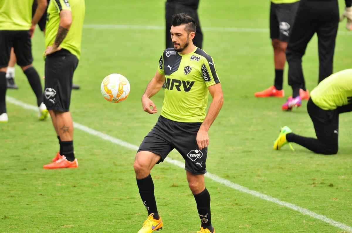 Dtolo durante treino na Cidade do Galo