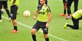 Dtolo durante treino na Cidade do Galo