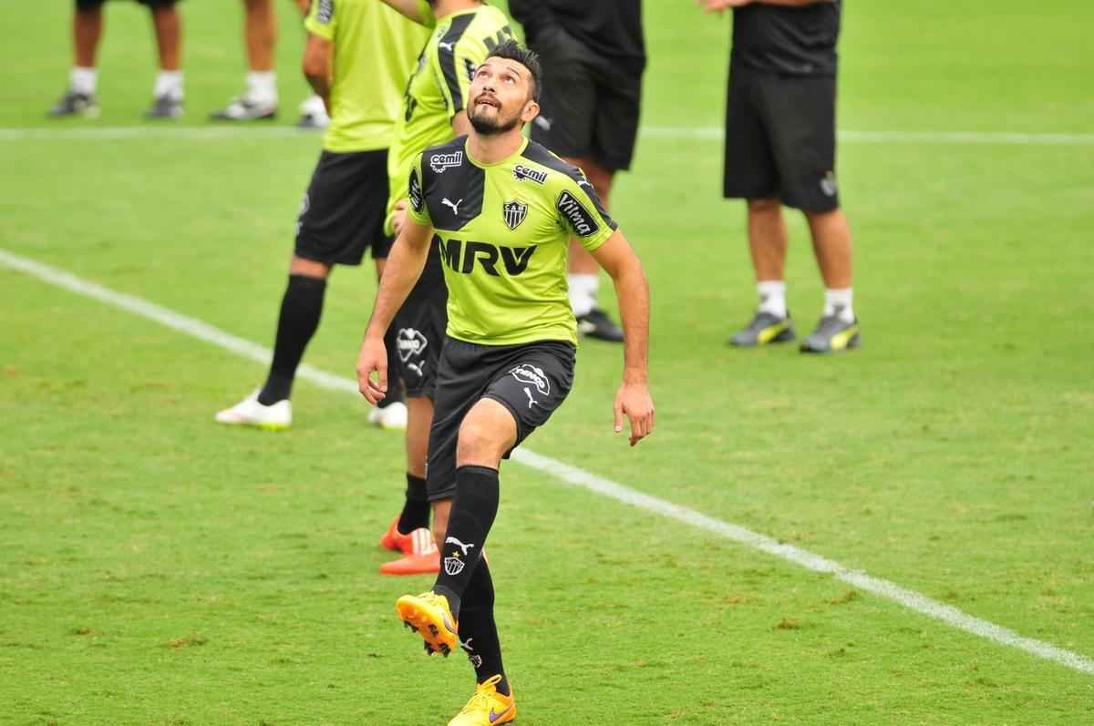 Dtolo durante treino na Cidade do Galo