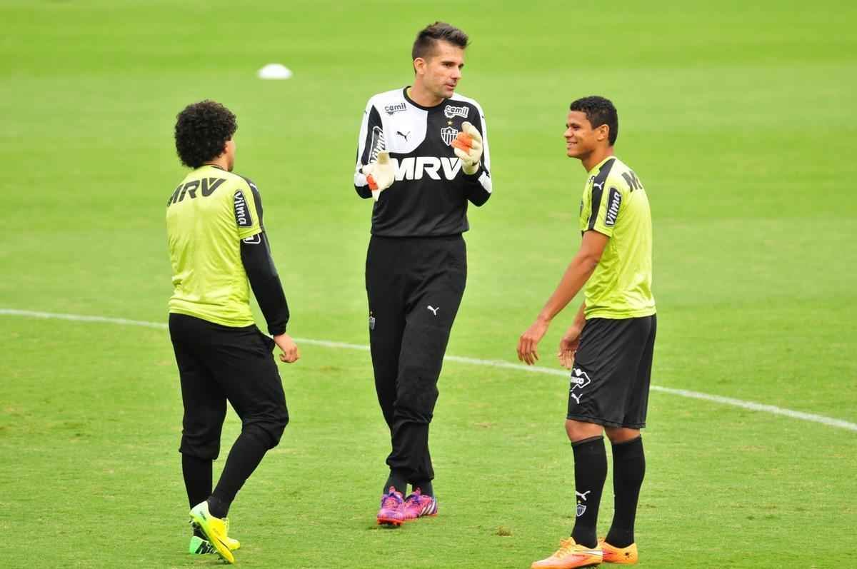 Luan, Victor e Douglas Santos durante treino na Cidade do Galo