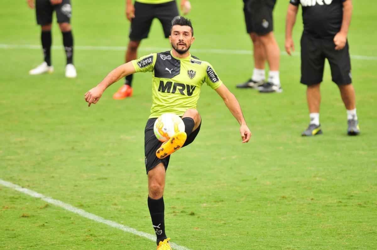 Dtolo durante treino na Cidade do Galo