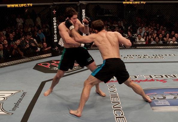 Imagens da final do The Ultimate Fighter 1, entre Forrest Griffin e Stephan Bonnar, vencida por Griffin