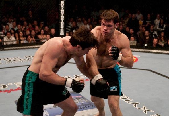 Imagens da final do The Ultimate Fighter 1, entre Forrest Griffin e Stephan Bonnar, vencida por Griffin