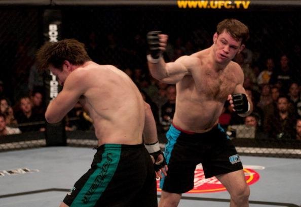 Imagens da final do The Ultimate Fighter 1, entre Forrest Griffin e Stephan Bonnar, vencida por Griffin