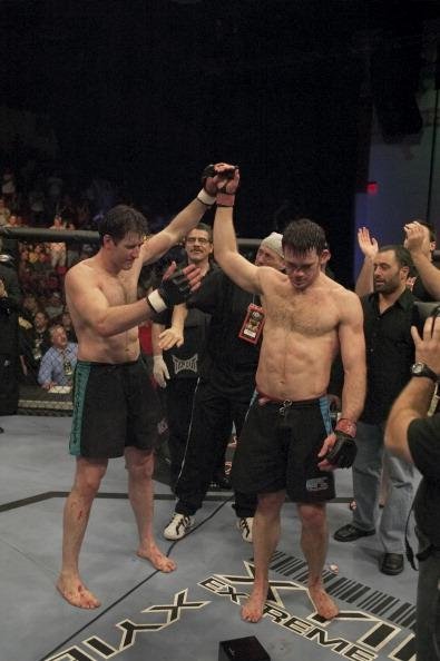 Imagens da final do The Ultimate Fighter 1, entre Forrest Griffin e Stephan Bonnar, vencida por Griffin