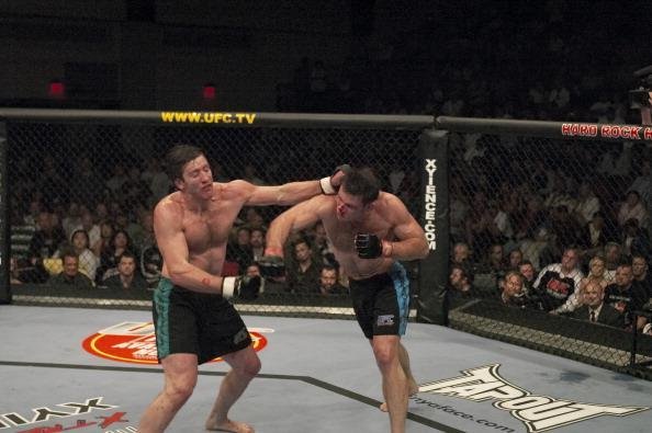 Imagens da final do The Ultimate Fighter 1, entre Forrest Griffin e Stephan Bonnar, vencida por Griffin