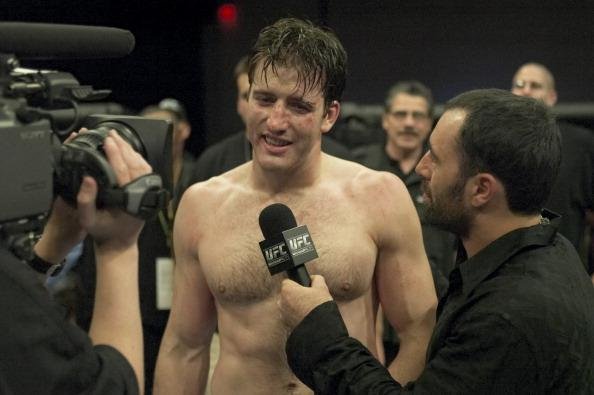 Imagens da final do The Ultimate Fighter 1, entre Forrest Griffin e Stephan Bonnar, vencida por Griffin