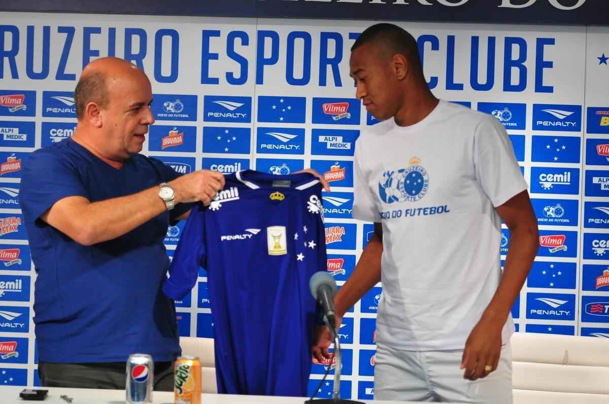 Lateral-esquerdo Fabrcio foi apresentado pelo gerente Valdir Barbosa. Ele assinou at julho de 2016