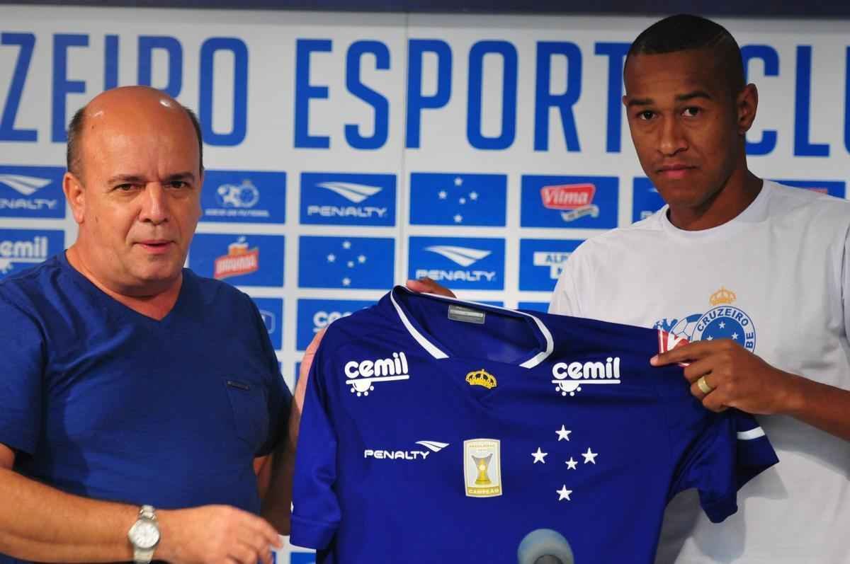 Lateral-esquerdo Fabrcio foi apresentado pelo gerente Valdir Barbosa. Ele assinou at julho de 2016