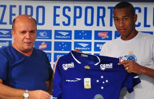 Lateral-esquerdo Fabrcio foi apresentado pelo gerente Valdir Barbosa. Ele assinou at julho de 2016