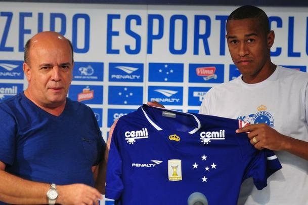 Lateral-esquerdo Fabrcio foi apresentado pelo gerente Valdir Barbosa. Ele assinou at julho de 2016