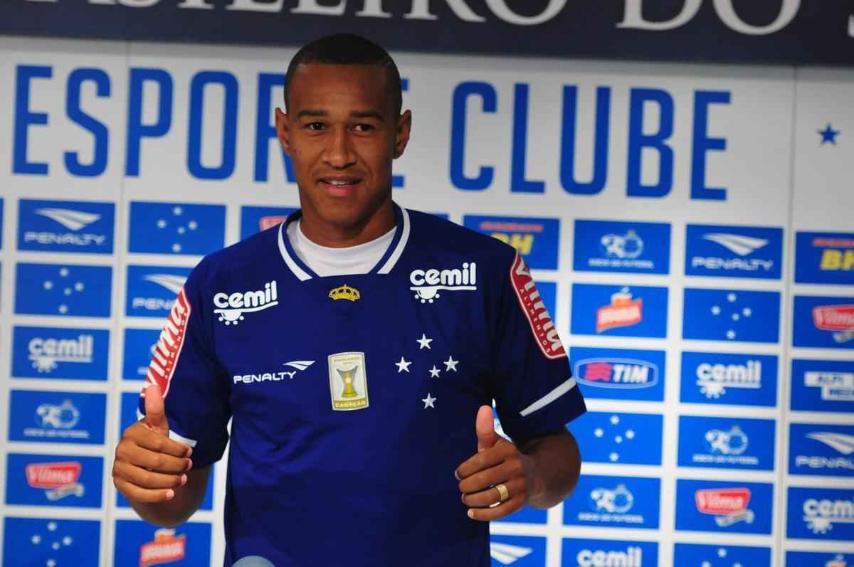 Lateral-esquerdo Fabrcio foi apresentado pelo gerente Valdir Barbosa. Ele assinou at julho de 2016