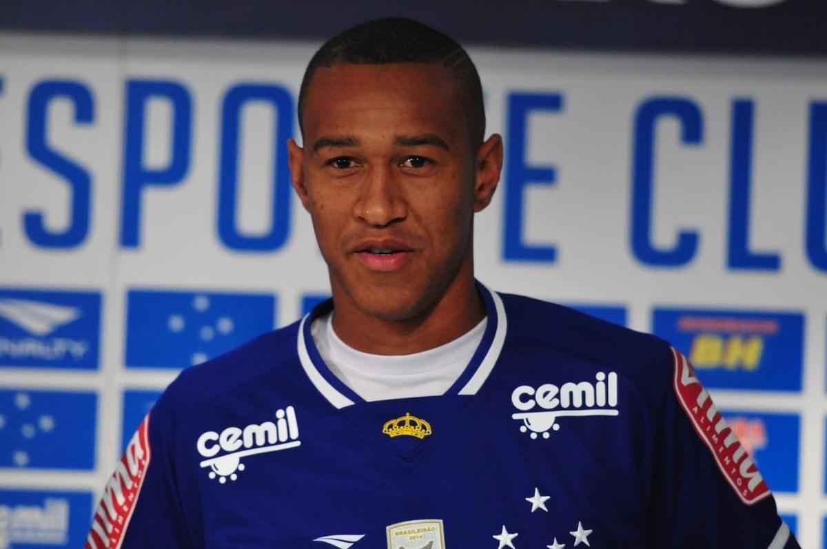 Lateral-esquerdo Fabrcio foi apresentado pelo gerente Valdir Barbosa. Ele assinou at julho de 2016