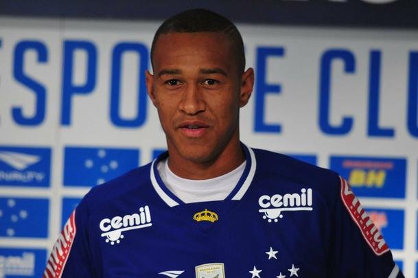 Lateral-esquerdo Fabrcio foi apresentado pelo gerente Valdir Barbosa. Ele assinou at julho de 2016