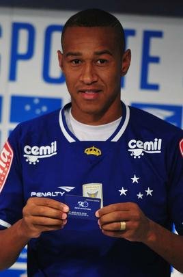 Lateral-esquerdo Fabrcio foi apresentado pelo gerente Valdir Barbosa. Ele assinou at julho de 2016