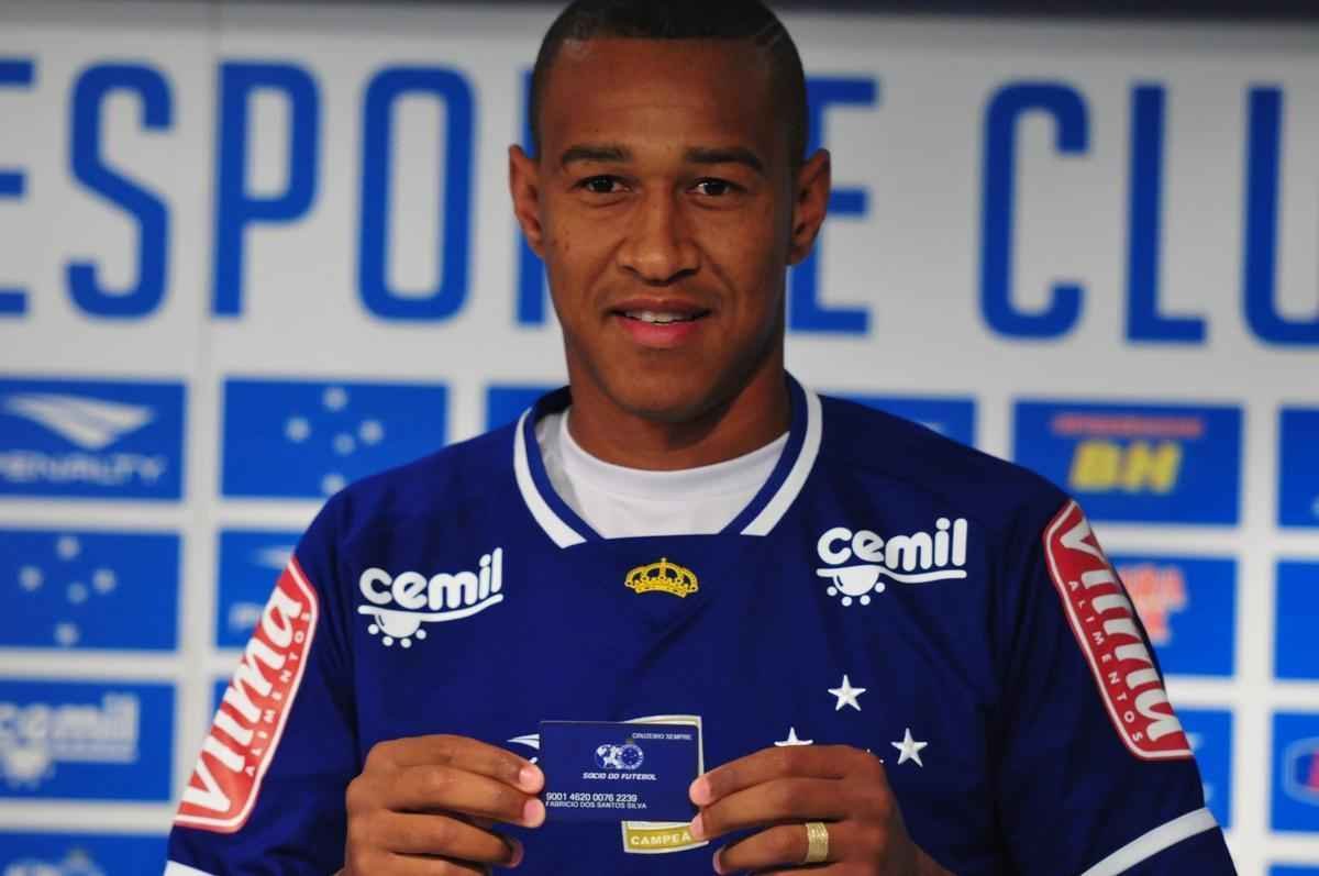 Lateral-esquerdo Fabrcio foi apresentado pelo gerente Valdir Barbosa. Ele assinou at julho de 2016