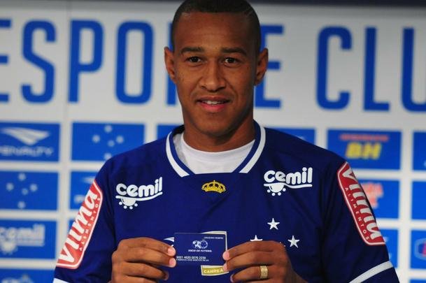 Lateral-esquerdo Fabrcio foi apresentado pelo gerente Valdir Barbosa. Ele assinou at julho de 2016