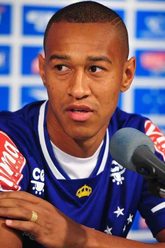 Lateral-esquerdo Fabrcio foi apresentado pelo gerente Valdir Barbosa. Ele assinou at julho de 2016