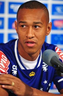 Lateral-esquerdo Fabrcio foi apresentado pelo gerente Valdir Barbosa. Ele assinou at julho de 2016