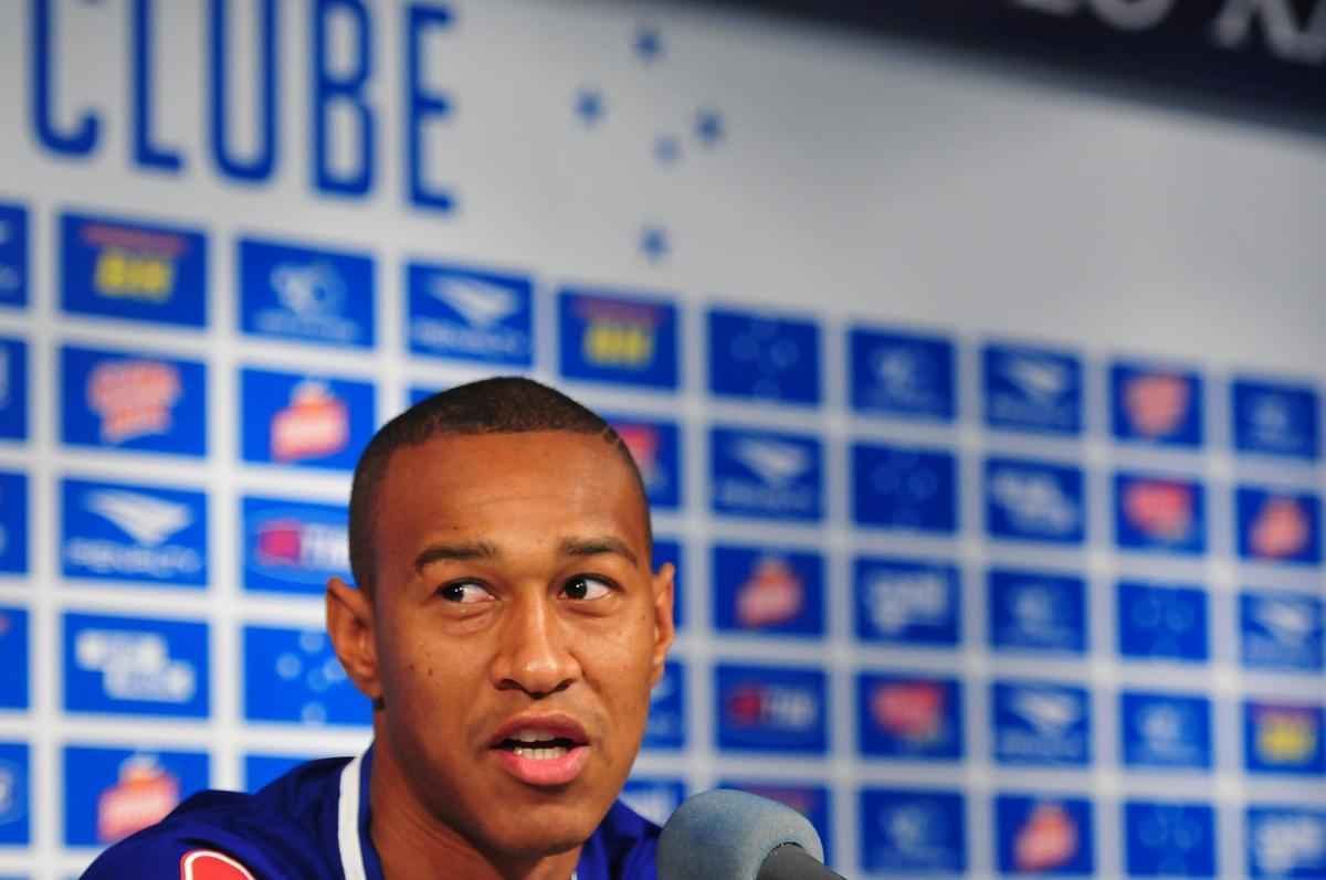 Lateral-esquerdo Fabrcio foi apresentado pelo gerente Valdir Barbosa. Ele assinou at julho de 2016