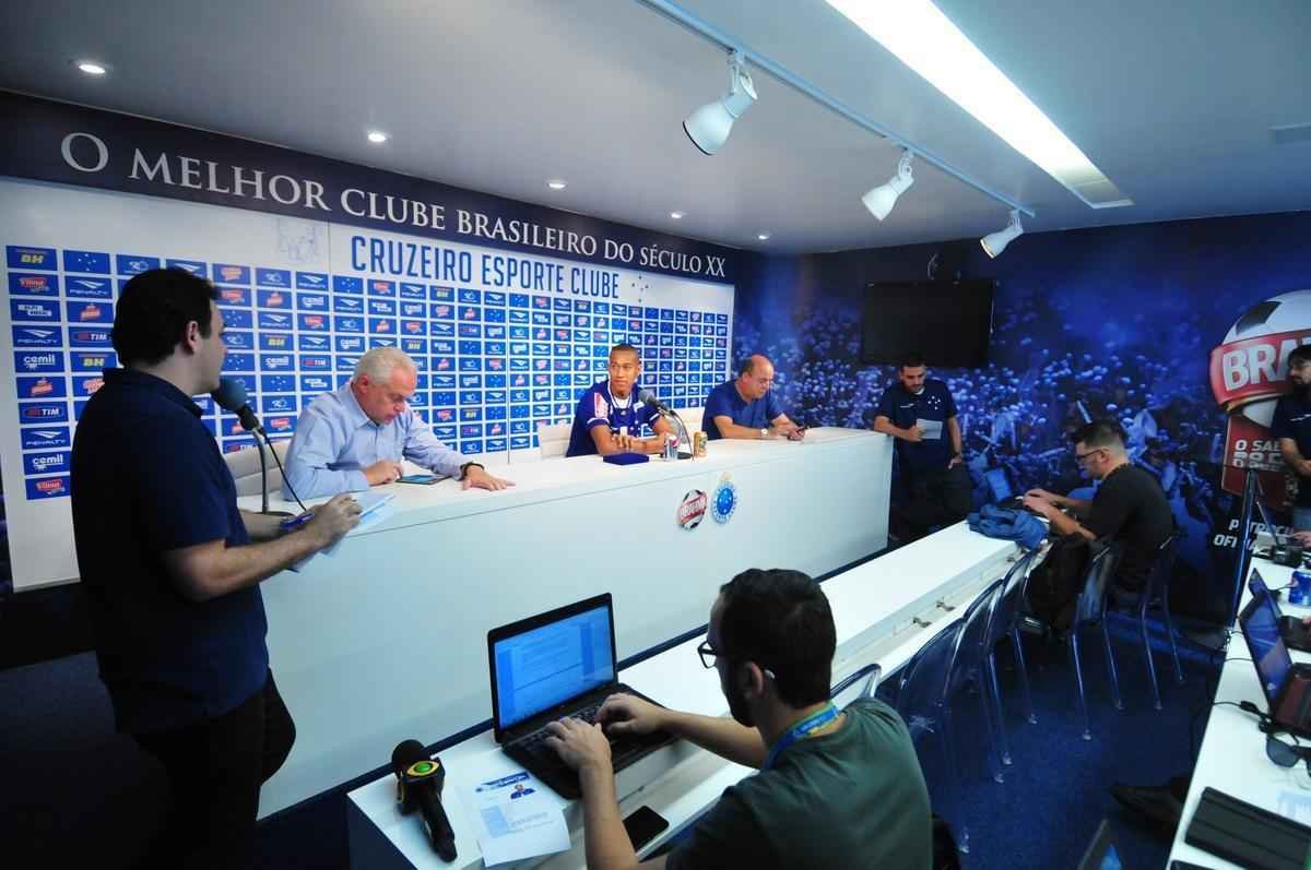 Lateral-esquerdo Fabrcio foi apresentado pelo gerente Valdir Barbosa. Ele assinou at julho de 2016