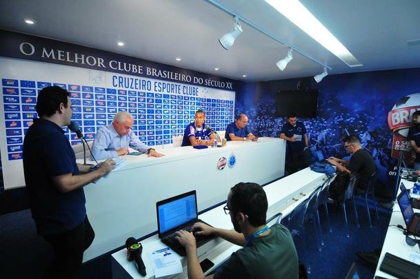 Lateral-esquerdo Fabrcio foi apresentado pelo gerente Valdir Barbosa. Ele assinou at julho de 2016