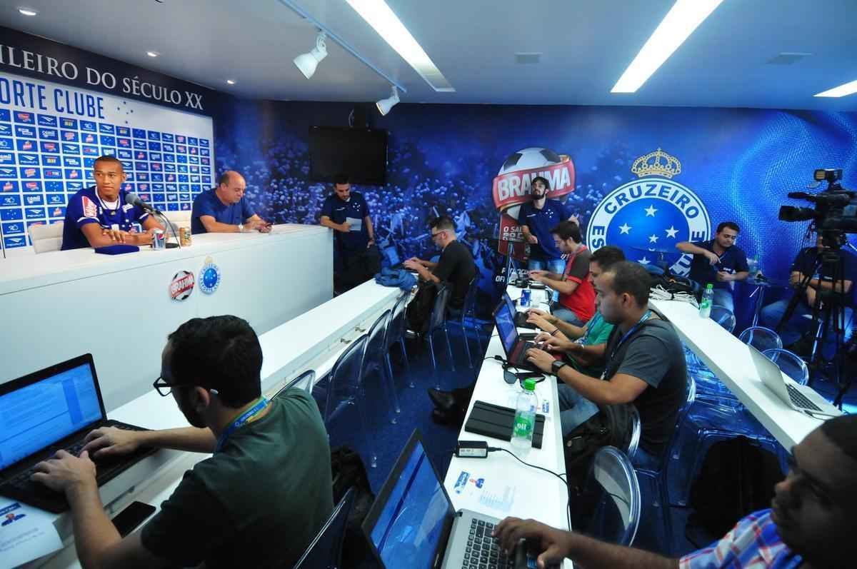 Lateral-esquerdo Fabrcio foi apresentado pelo gerente Valdir Barbosa. Ele assinou at julho de 2016