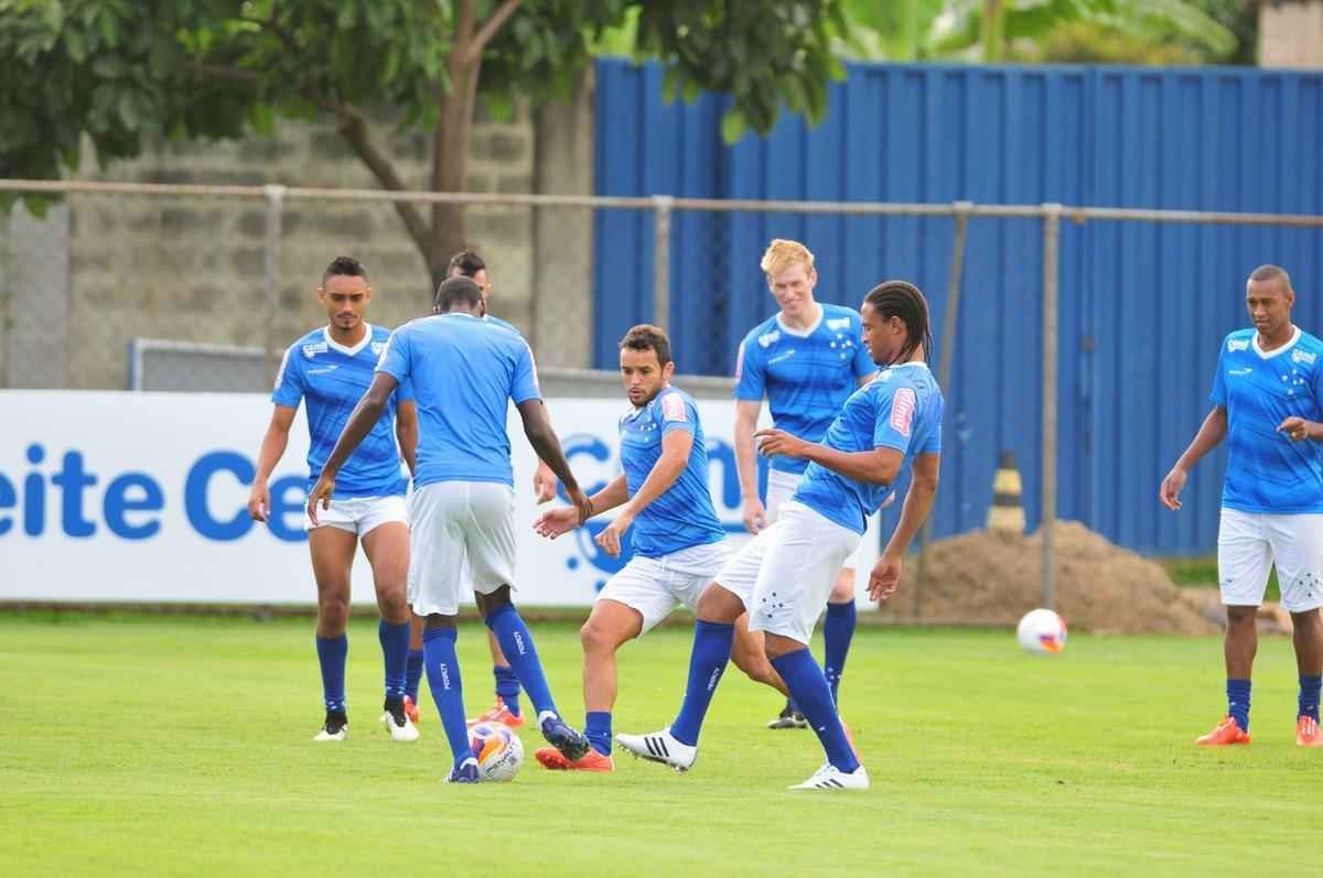 Marcelo Oliveira comandou um treino tcnico na Toca da Raposa II, sem os jogadores titulares que enfrentaram o Mineros-VEN, na quarta-feira, pela Copa Libertadores. O lateral Fabrcio foi a novidade na atividade.