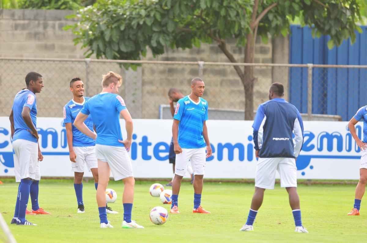 Marcelo Oliveira comandou um treino tcnico na Toca da Raposa II, sem os jogadores titulares que enfrentaram o Mineros-VEN, na quarta-feira, pela Copa Libertadores. O lateral Fabrcio foi a novidade na atividade.