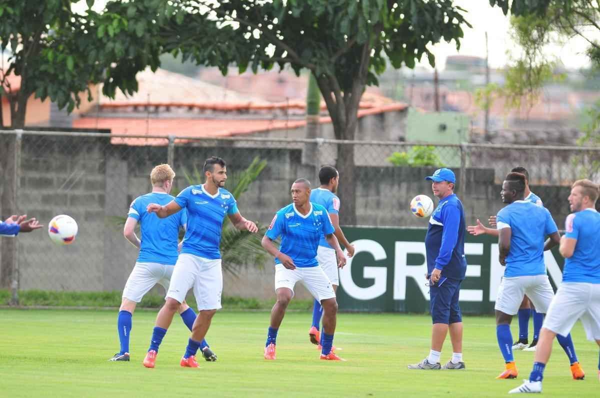 Marcelo Oliveira comandou um treino tcnico na Toca da Raposa II, sem os jogadores titulares que enfrentaram o Mineros-VEN, na quarta-feira, pela Copa Libertadores. O lateral Fabrcio foi a novidade na atividade.